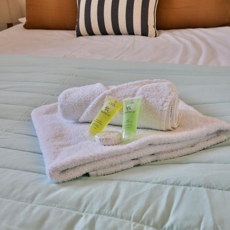 Stayright 2 Bed Beach House With Private Parking- Next To Barry Beach And Jackson Bay Buitenkant foto